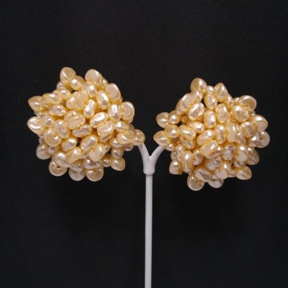 Vintage Freshwater Pearl Cluster Clip Earrings, Mid-century 1950s, 1 3/4 Inches - Picture 3 of 8